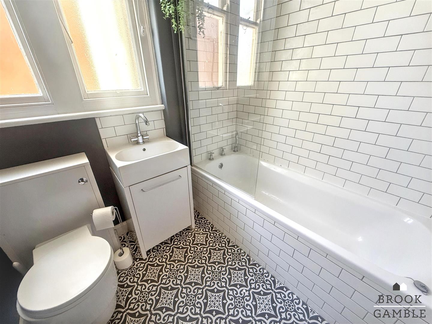 4 Bedroom Apartment. Hartington Place in Eastbourne,  11